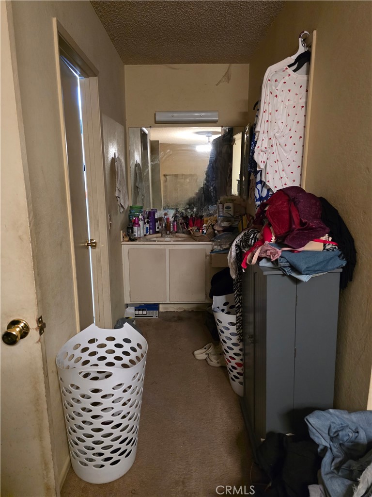 https://media.crmls.org/medias/0b5b52d3-41da-4378-8f10-1547a2475c28.jpg?preset=X-Large