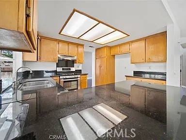 https://media.crmls.org/medias/0b5c16cd-f5ba-42a0-b55e-31d21e102037.jpg?preset=X-Large