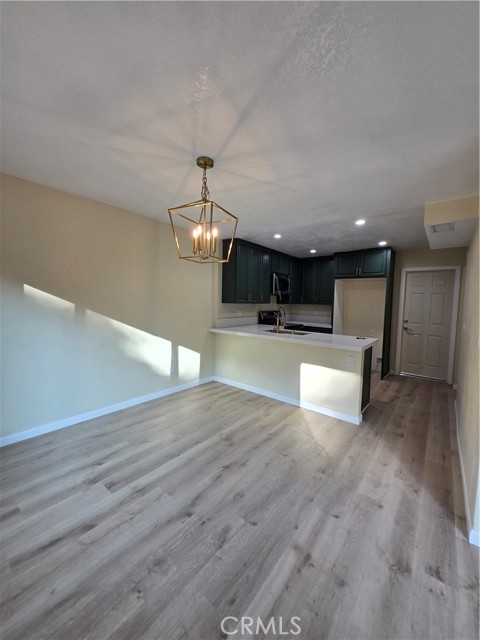 Detail Gallery Image 4 of 14 For 919 Creekside, Fullerton,  CA 92833 - 2 Beds | 2/1 Baths