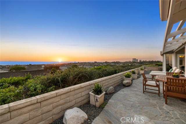 Detail Gallery Image 2 of 36 For 1401 Seacrest Dr, Corona Del Mar,  CA 92625 - 4 Beds | 3 Baths