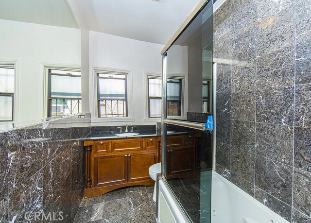 Detail Gallery Image 14 of 20 For 1082 S Redondo Bld, Los Angeles,  CA 90019 - 3 Beds | 2 Baths
