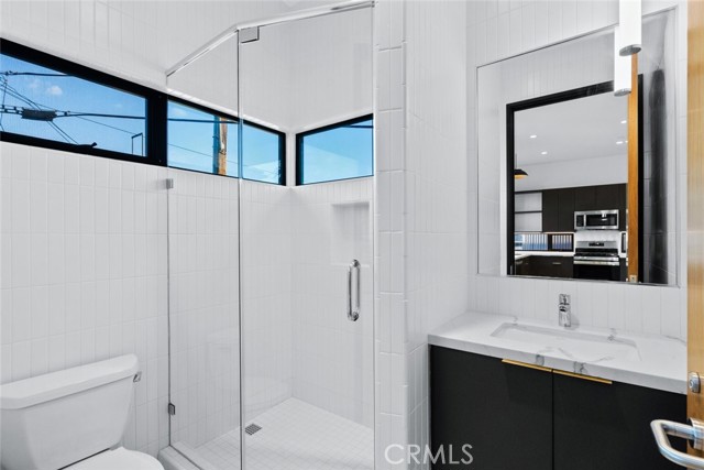 Detail Gallery Image 8 of 18 For 922 W Clark Ave #201,  Burbank,  CA 91506 - 1 Beds | 1 Baths