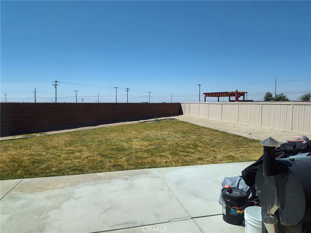 https://media.crmls.org/medias/0b66ef60-22be-4c32-88f7-ba89d6e4d1a0.jpg?preset=X-Large