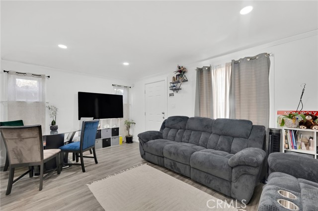 2621 Vineyard Avenue, Los Angeles CA: https://media.crmls.org/medias/0b673da4-5dee-477e-b430-a8a09fee88a6.jpg