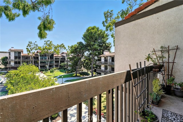 7322 Marina Pacifica N Drive, Long Beach CA: https://media.crmls.org/medias/0b676400-27b4-4bd7-8597-df100be28a57.jpg