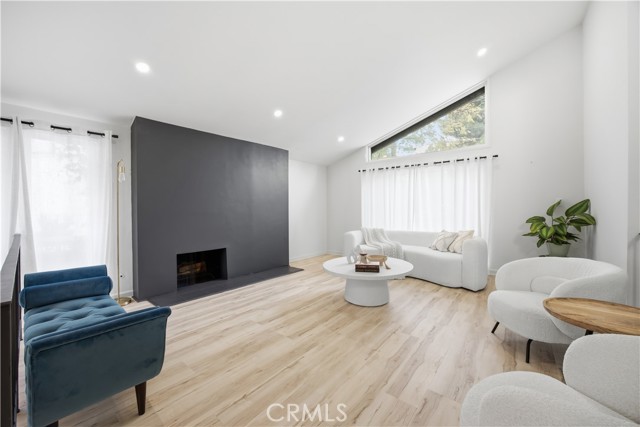 Detail Gallery Image 5 of 21 For 10414 Andora Ave, Chatsworth,  CA 91311 - 3 Beds | 2/1 Baths