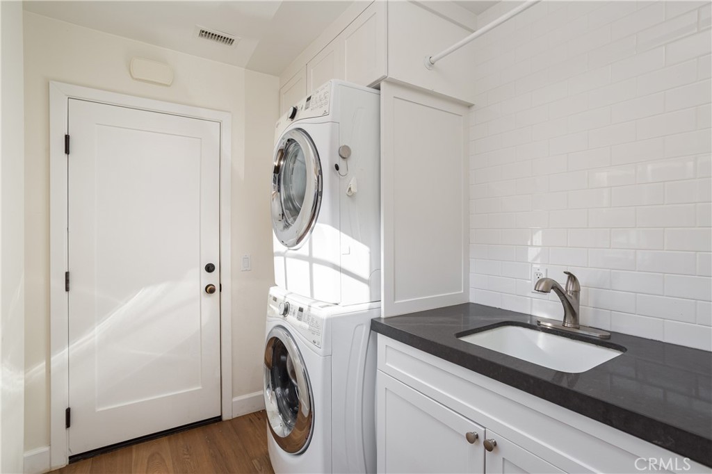 0b6c0a56 4dee 4676 94b1 D71034b80fc1