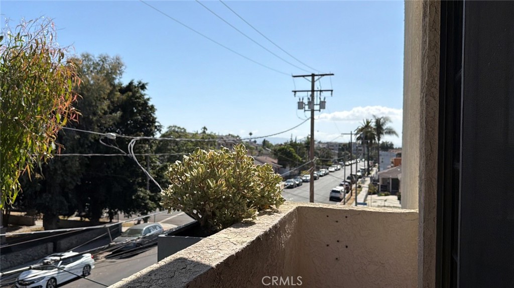https://media.crmls.org/medias/0b6de456-4290-4f20-a08a-f0820a8777bb.jpg?preset=X-Large
