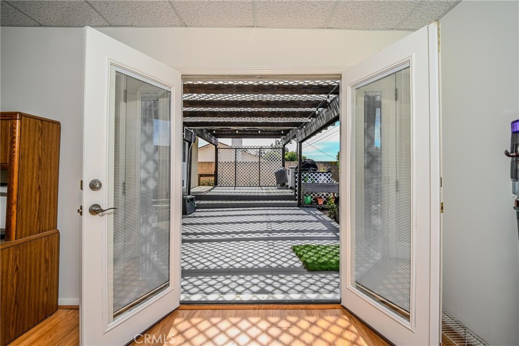 https://media.crmls.org/medias/0b6e1cf6-0db0-4bd8-a0b8-bf93f5fecee4.jpg?preset=X-Large