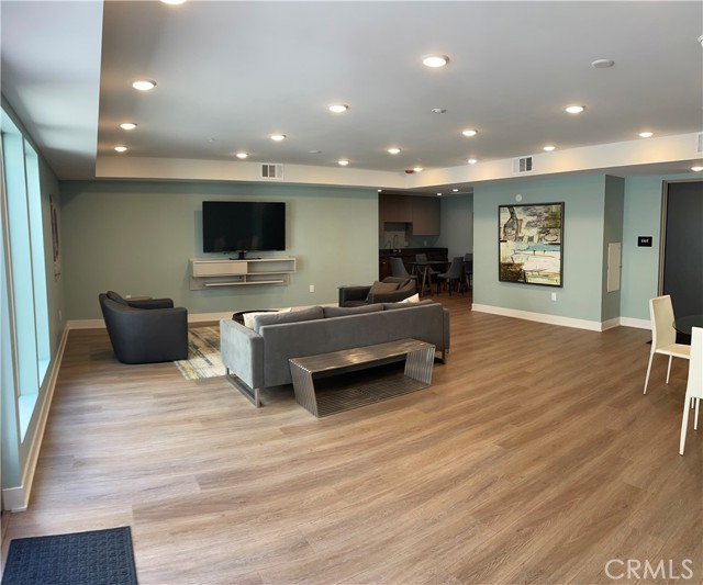 518 E Windsor Road, Glendale CA: https://media.crmls.org/medias/0b72ae59-5d5d-4b33-a1d2-2d71c71e3e13.jpg