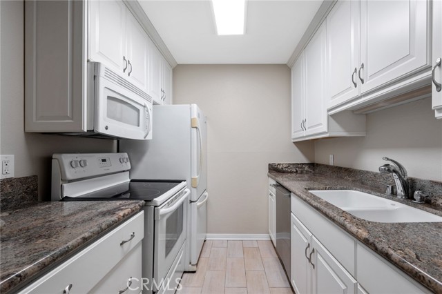 Detail Gallery Image 8 of 37 For 3604 W Estates Ln #117,  Rolling Hills Estates,  CA 90274 - 1 Beds | 1 Baths