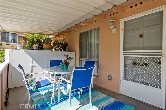 Detail Gallery Image 5 of 36 For 19156 Avenue of the Oaks #B,  Newhall,  CA 91321 - 2 Beds | 1/1 Baths