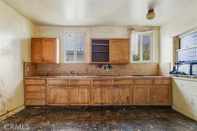 Detail Gallery Image 6 of 11 For 921 Jones, Berkeley,  CA 94710 - 2 Beds | 1 Baths