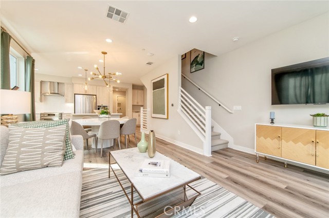 Detail Gallery Image 10 of 27 For 824 S Harbor Blvd, Santa Ana,  CA 92704 - 4 Beds | 3 Baths