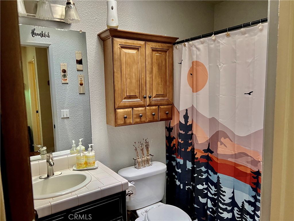 https://media.crmls.org/medias/0b8242a4-c605-4865-9ffb-81176cd7002b.jpg?preset=X-Large