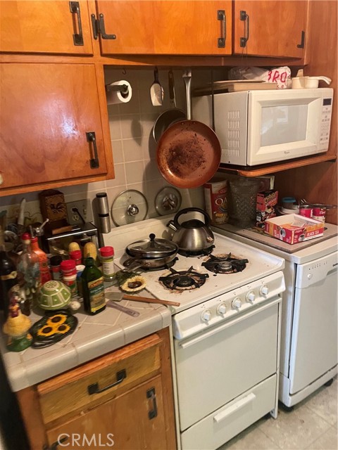 Kitchen Stove and Dishwasher Stay.