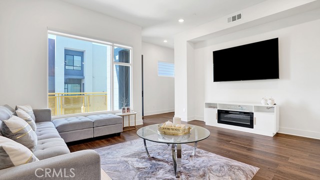 Detail Gallery Image 4 of 38 For 16372 Moonstone Cir, Tustin,  CA 92782 - 3 Beds | 3/1 Baths