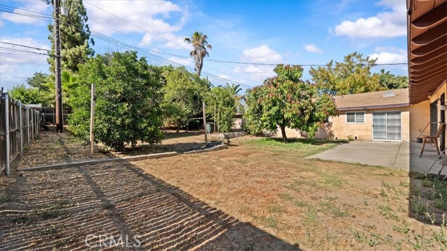 878 E Holly Street, Rialto CA: https://media.crmls.org/medias/0b887680-e65b-438a-b408-1eea321d9dbf.jpg