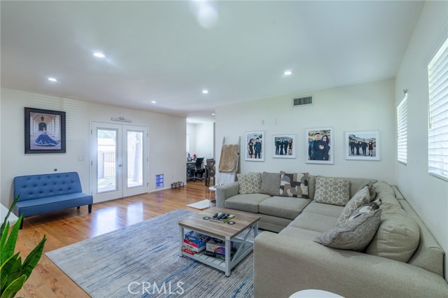 Image 3 of 34 For 10838 Burnet Avenue