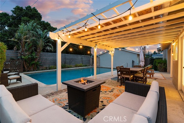 23642 Oxnard Street, Woodland Hills CA: https://media.crmls.org/medias/0b8c3461-9daa-4e52-9783-835644500c3c.jpg
