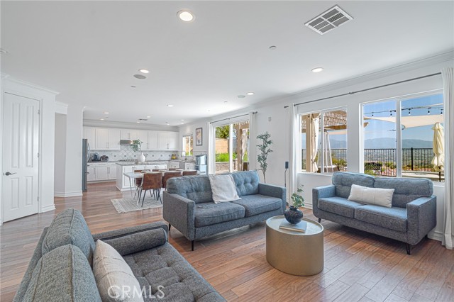 Detail Gallery Image 8 of 60 For 20256 Dorothy St, Saugus,  CA 91350 - 5 Beds | 3 Baths