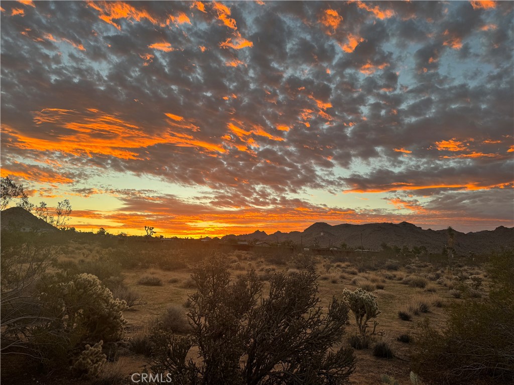 https://media.crmls.org/medias/0b9ba436-476d-415c-8e8a-a0280f03c427.jpg?preset=X-Large