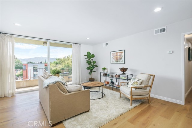 Detail Gallery Image 9 of 28 For 10707 Camarillo St #317,  Toluca Lake,  CA 91602 - 3 Beds | 2 Baths