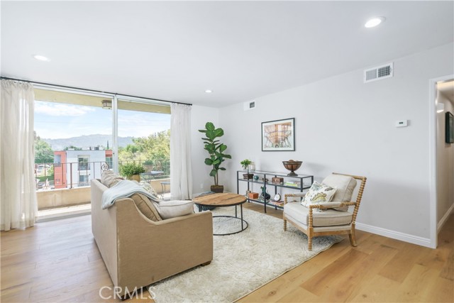 Detail Gallery Image 9 of 28 For 10707 Camarillo St #317,  Toluca Lake,  CA 91602 - 3 Beds | 2 Baths