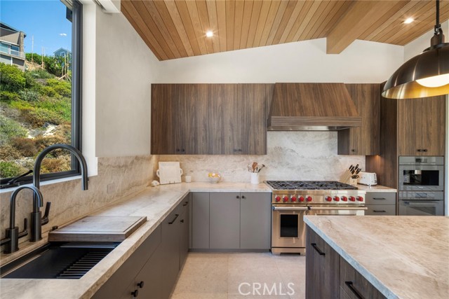702 Diamond, Laguna Beach CA: https://media.crmls.org/medias/0ba3dfe0-8ae6-4c06-bf23-f7f6a77b0f7b.jpg