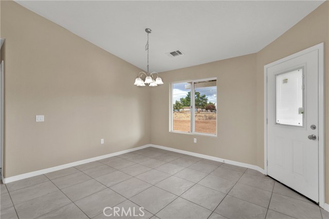 Detail Gallery Image 5 of 27 For 19375 Corwin Rd, Apple Valley,  CA 92307 - 4 Beds | 2/1 Baths