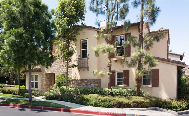 309 Tall Oak Irvine, California Style and comfort await you in this stylish and RARE DETACHED condominium on a CORNER LOT and CUL-DE-SAC nestled in the heart of Quail Hill. Enjoy the beauty of tree-lined streets, manicured walkways, and resort-style amenities including pools, spas, tennis courts, fitness center, 5 parks, and a shopping center - all within a short walk from home. Step into this exceptional, Plan 5 "Ivy Wreath" home offering plenty of natural light throughout. Italian porcelain flooring, high cathedral ceilings, and a sweeping staircase are only a few of the many alluring features noticed upon entry. Entertain your guests in the spacious living room, formal dining room, and an upgraded kitchen which opens to the living area. . The Alderwood cabinetry, granite kitchen counter tops, and designer stainless steel appliances make the kitchen a perfect place for a cooking enthusiast. Relax in the private outdoor courtyard with a tranquil water feature. Make yourself feel at home in the spacious master suite and master bath including dual sinks, walk-in closet, a spa-like bathtub, and walk-in shower. Additional bedrooms offer coziness and comfort, perfect for guests. The open loft provides space for office or tech center. Walking distance to Alderwood Elementary School, and located within Irvine's renowned University High School District. Only minutes from the Irvine Spectrum, the John Wayne Airport, 3 award-winning golf courses, nearby freeway entrances, and a short 7 mile drive to Laguna Beach!