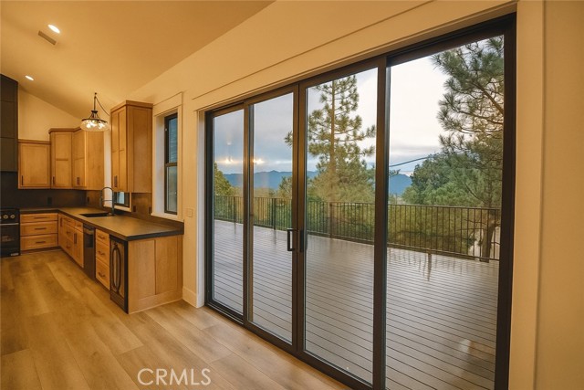 22603 Windward Road, Lake Arrowhead CA: https://media.crmls.org/medias/0ba89566-7a53-4be5-8608-7ee31af03c40.jpg