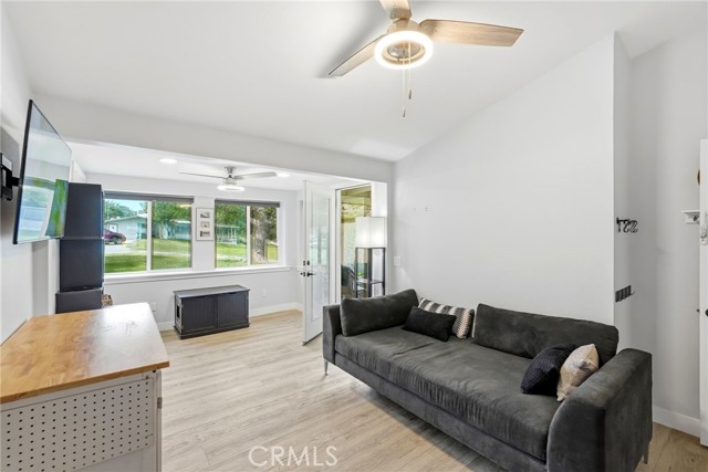 Detail Gallery Image 16 of 47 For 19237 Avenue of the Oaks #B,  Newhall,  CA 91321 - 2 Beds | 1 Baths