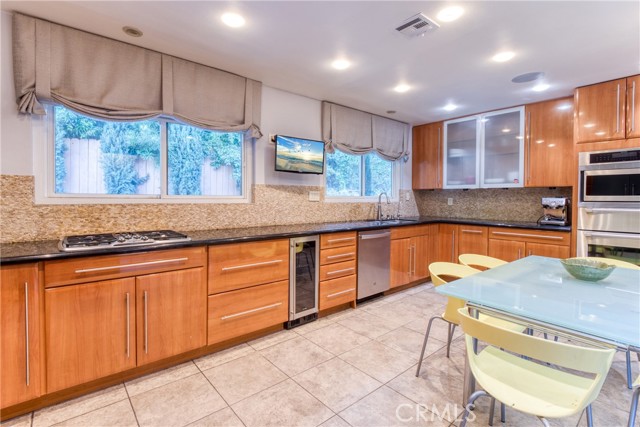 Detail Gallery Image 9 of 52 For 7796 Skyhill Drive, Los Angeles,  CA 90068 - 5 Beds | 3 Baths