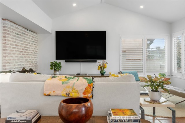 304 Larkspur Avenue, Corona del Mar CA: https://media.crmls.org/medias/0bab3867-01bd-4e13-92c9-843952314625.jpg
