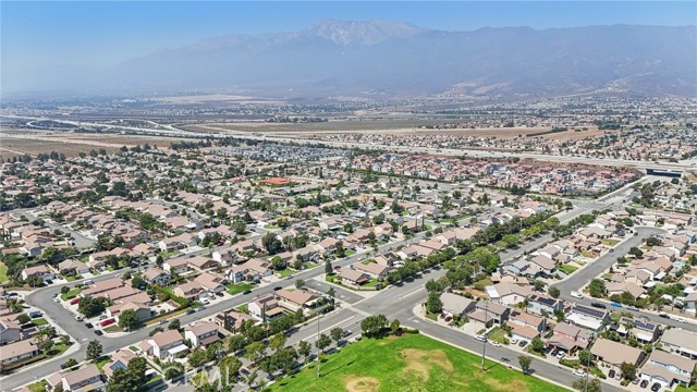 6691 Lindbergh Avenue, Fontana CA: https://media.crmls.org/medias/0bb423d3-1233-4fdf-964e-15a31b54852e.jpg