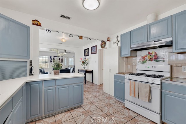 Detail Gallery Image 7 of 19 For 5413 Meridian St, Los Angeles,  CA 90042 - 3 Beds | 1 Baths