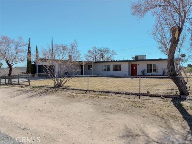 Detail Gallery Image 2 of 42 For 15801 Malpais Ln, Victorville,  CA 92394 - 3 Beds | 2 Baths