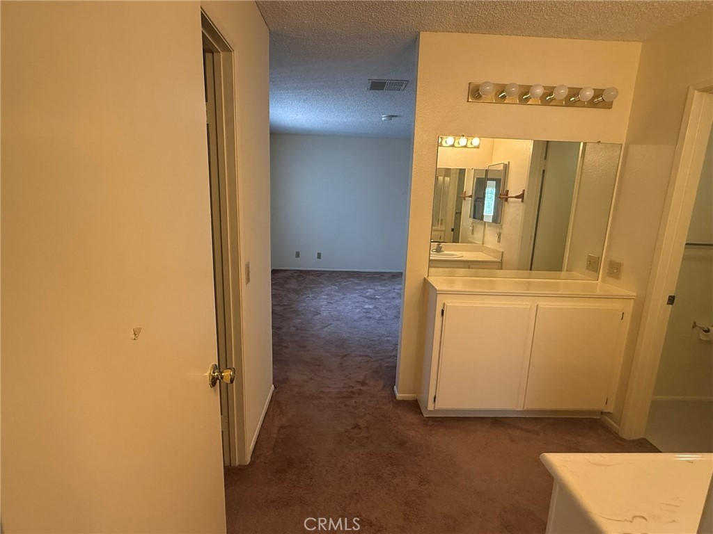 https://media.crmls.org/medias/0bb5d372-a1c2-4cff-8089-17064deeeb38.jpg?preset=X-Large