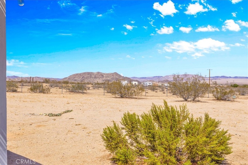 https://media.crmls.org/medias/0bb79350-f6c7-433d-bf83-aae185189dc8.jpg?preset=X-Large