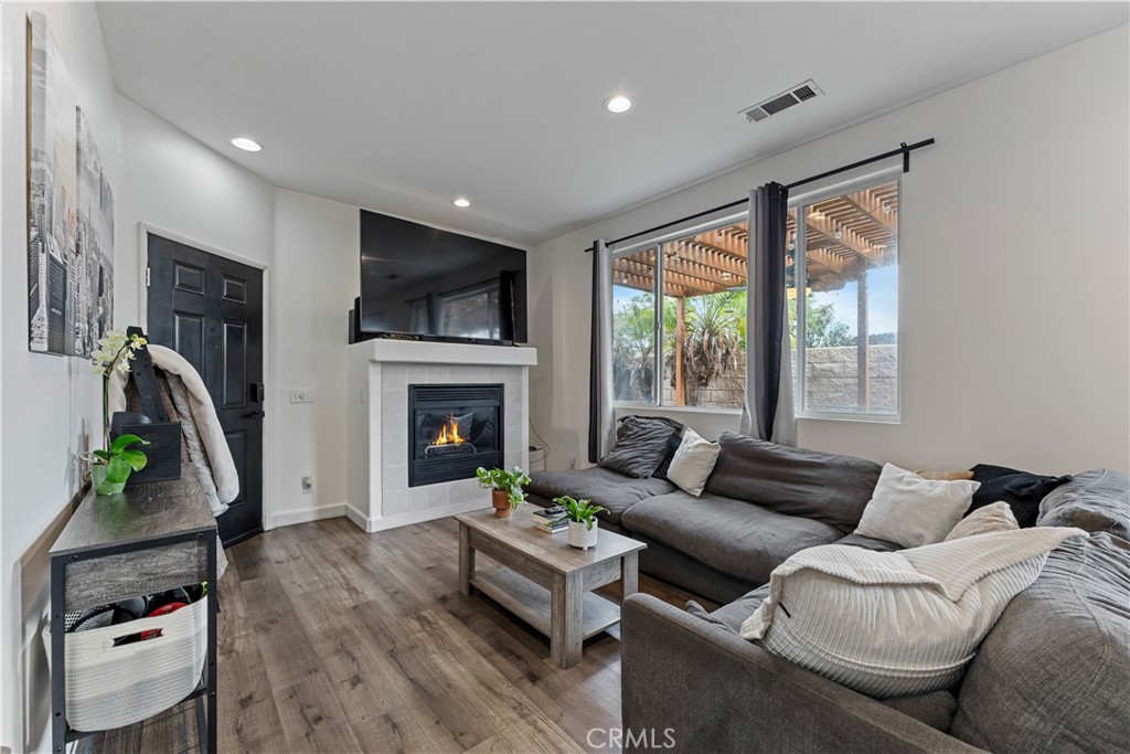 MLS #OC25274563 image #1