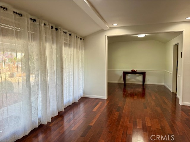 Detail Gallery Image 4 of 18 For 5517 Woodman Ave., Sherman Oaks,  CA 91401 - 4 Beds | 3 Baths