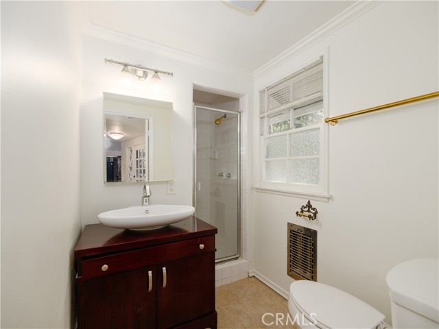 Detail Gallery Image 24 of 65 For 4539 Hayvenhurst, Encino,  CA 91436 - 3 Beds | 3 Baths