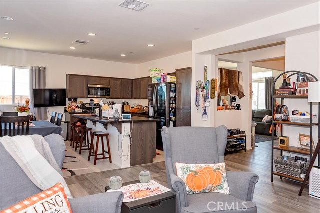 Detail Gallery Image 12 of 38 For 3013 via Bella Rosa, Rosamond,  CA 93560 - 4 Beds | 3 Baths