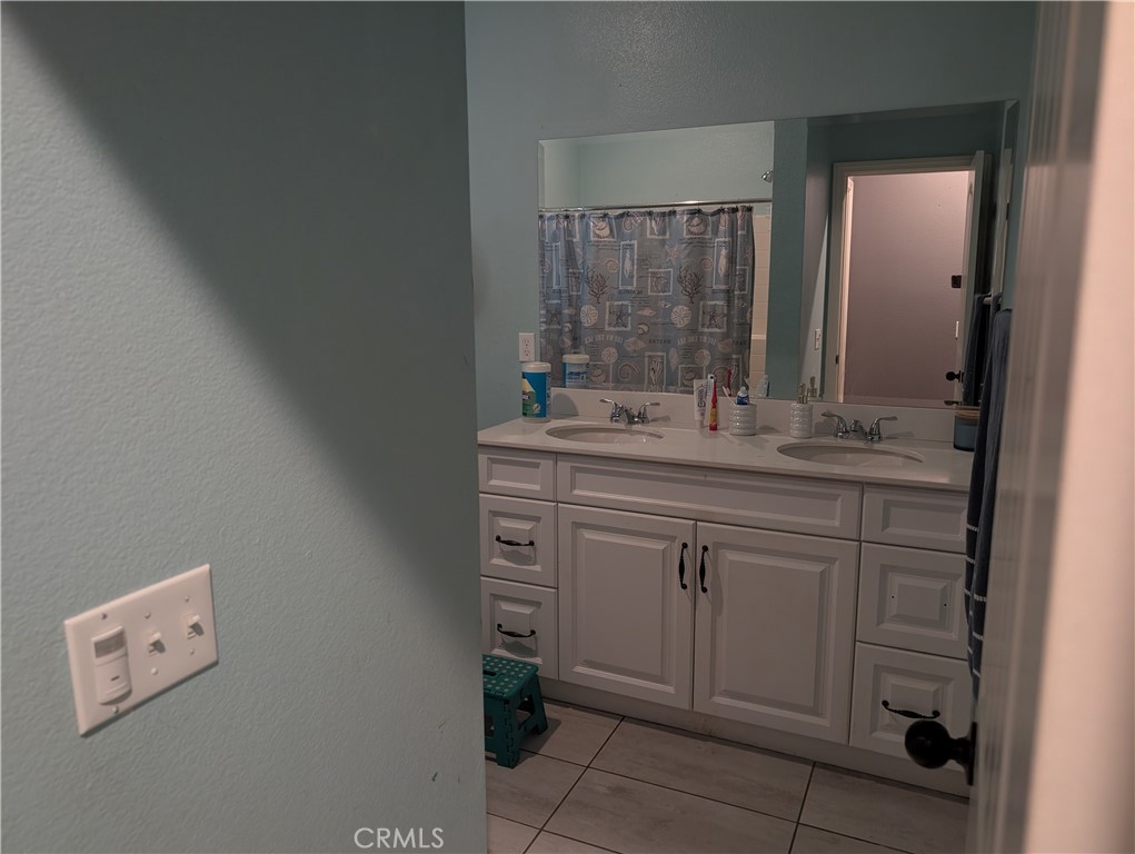 https://media.crmls.org/medias/0bc209c4-21ed-4f7a-a2e3-c476e48d5eea.jpg?preset=X-Large