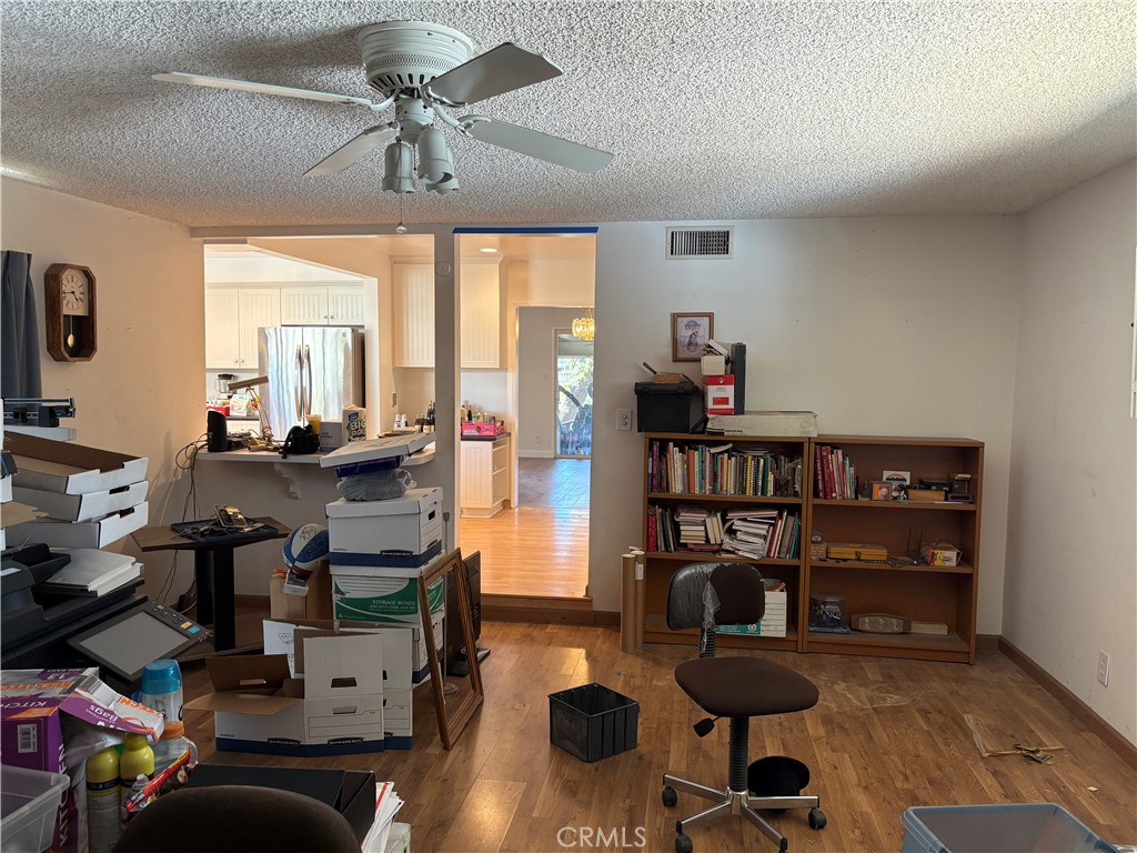 https://media.crmls.org/medias/0bc3705b-9472-41de-9975-06c8af74676c.jpg?preset=X-Large