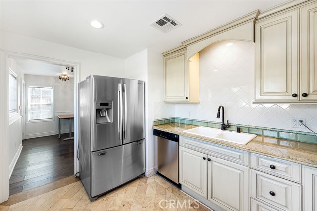 Detail Gallery Image 8 of 14 For 6000 Woodman Ave #A1,  Van Nuys,  CA 91401 - 2 Beds | 1 Baths