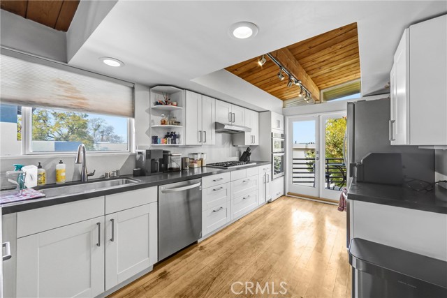 Detail Gallery Image 8 of 27 For 3830 Buena Park Dr, Studio City,  CA 91604 - 3 Beds | 3 Baths