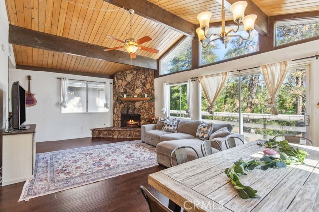 Detail Gallery Image 2 of 16 For 22868 Laurel Ln, Crestline,  CA 92325 - 3 Beds | 2 Baths