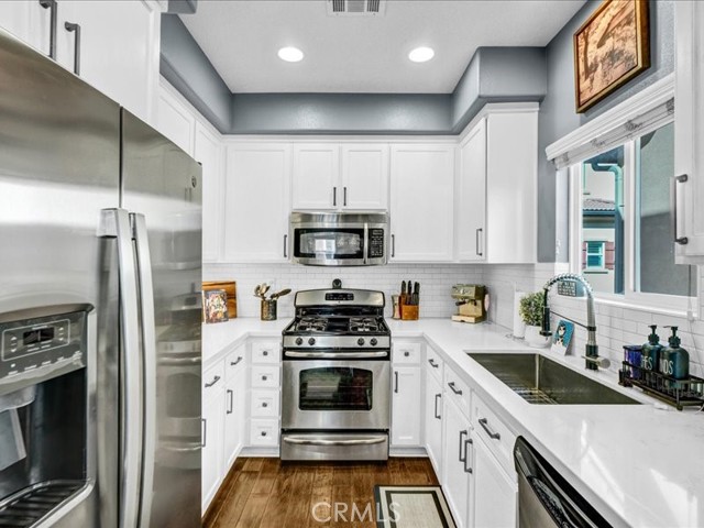 Detail Gallery Image 10 of 27 For 6840 De Celis, Lake Balboa,  CA 91406 - 3 Beds | 4 Baths